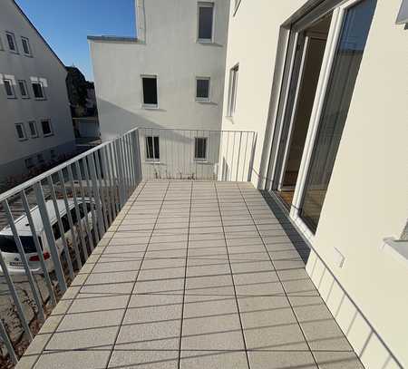 3 Zi Wohnung mit Parkett / Terrasse/ EBK/ Stellplatz uvm. im Herzen von Maintal