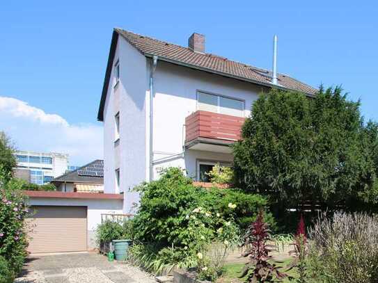 Schönes Zweifamilienhaus mit Garage in Groß-Gerau