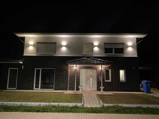 Stilvolles, großes und neuwertiges Einfamilienhaus mit optionaler Gewerbeeinheit, Photvoltaikanlage