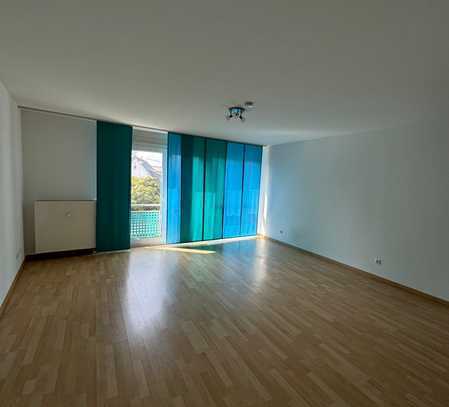 Schöne 2-Zimmer Etagenwohnung mit großen Fenstern und zentral gelegen