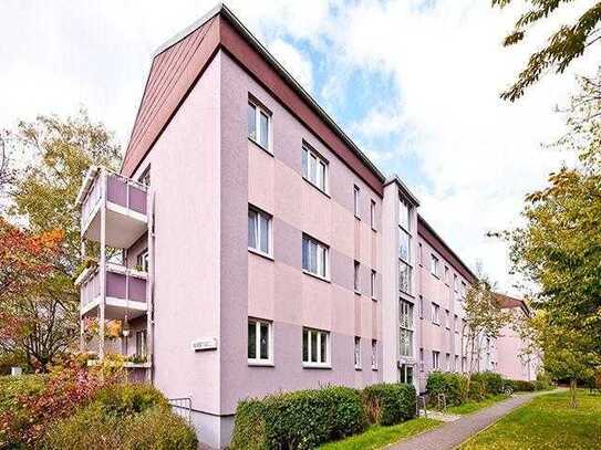 Helle 2-Zimmer-Wohnung mit frisch saniertem Badezimmer und Balkon ins Grüne