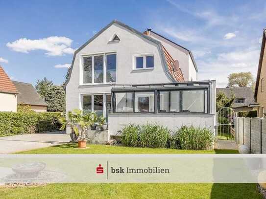 Neubau: Modernes Zweifamilienhaus mit Büro, Whirlpool und Sauna