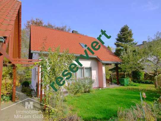 Kompaktes Einfamilienhaus mit Garage u. Carport in sonniger u. ruhiger Waldrandlage von Breitenbrun