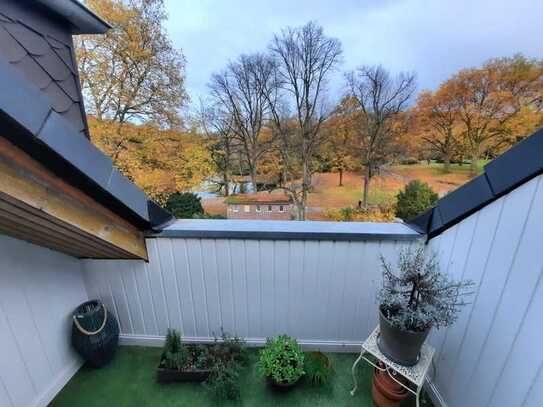 Befristet auf 2 Jahre: Dachgeschosswohnung mit Einbauküche und Loggia am Stadtpark