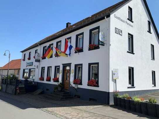 Bed & Breakfast mit 10 Zimmer, Terrasse, Nebengebäuden und 6 Garagen