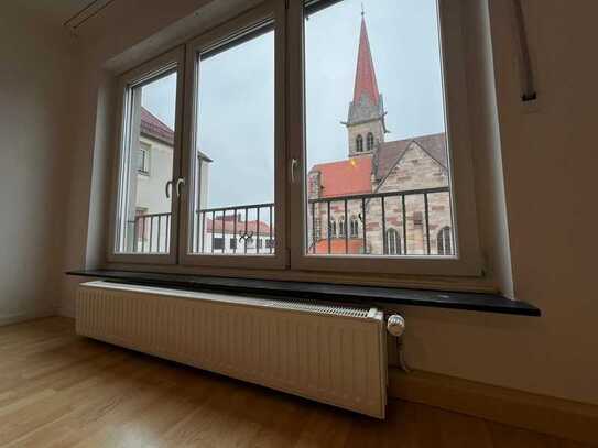 2-Zimmer-Wohnung inkl. Küche mit Balkon in zentraler Lage.