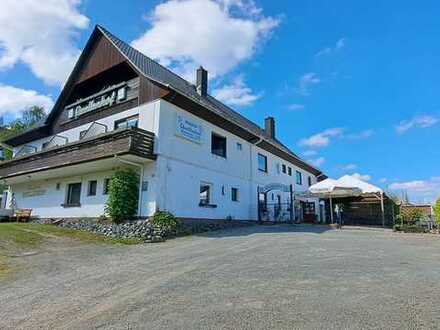 Gut eingeführte Ferienhotelpension in ruhiger Lage nahe am Wald