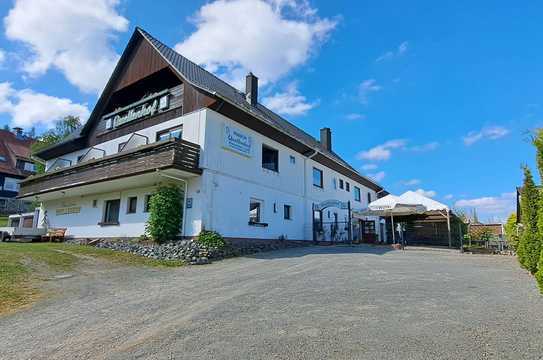 Gut eingeführte Ferienhotelpension in ruhiger Lage nahe am Wald