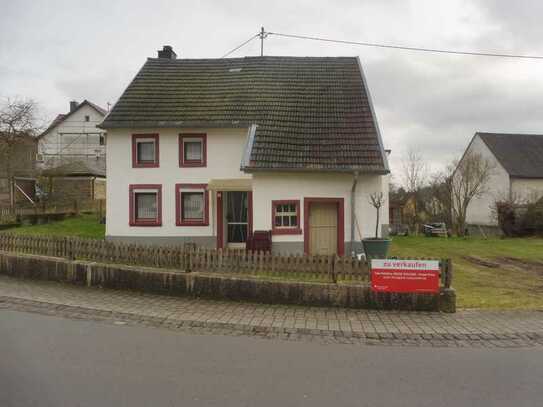 Kleines Einfamilienhaus mit tollem Gartenhaus in Gönnersdorf/Eifel