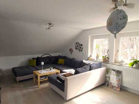 Gemütliche & moderne 2-Zimmer-Dachgeschosswohnung (ohne Balkon) - mit EBK und Außenstellplatz!
