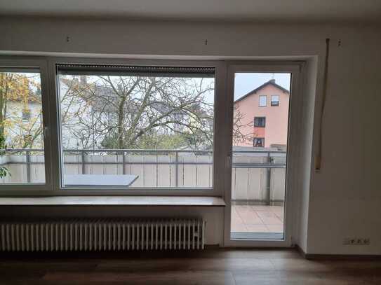 Attraktive 4-Zimmer-Wohnung mit gehobener Innenausstattung mit Balkon, Ofen und EBK in Hallstadt