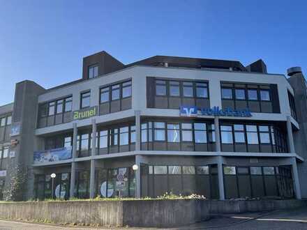 Hier könnten Sie arbeiten! Lichtdurchflutete Bürofläche zentral 
am Waldbronner Rathausmarkt gelege
