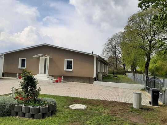 Neuwertiger, freistehender Bungalow m. Photovoltaik + Pool - PREIS VHB