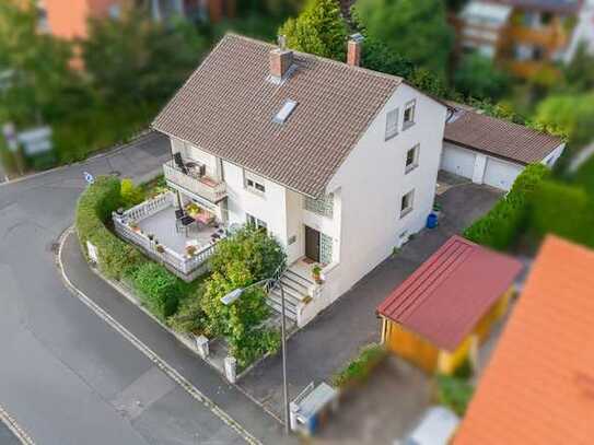 Zweifamilienhaus in beliebter Lage mit drei Garagen und Garten