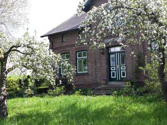 Leben am Deich - Idyllisches, familiengerechtes Bauernhofhaus von 1876 mit großem Apfelgarten