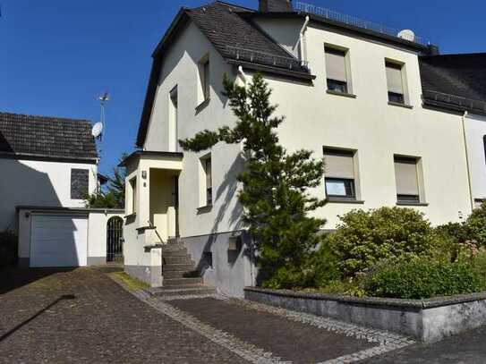 Traumhafter Garten, große Garage, bezugsfertiges teilsaniertes Haus