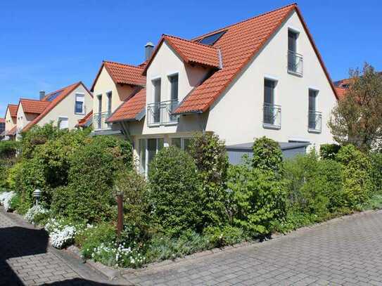 Doppelhaushälfte zentral in Stegaurach mit zwei Kfz-Stellplätzen am Haus. Sofort bezugsfertig.
