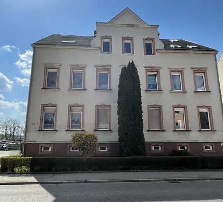 Neu renovierte 2-Raumwohnung mit EBK, Balkon mit Blick ins Grüne, PKW-Stellplatz direkt am Haus!!!