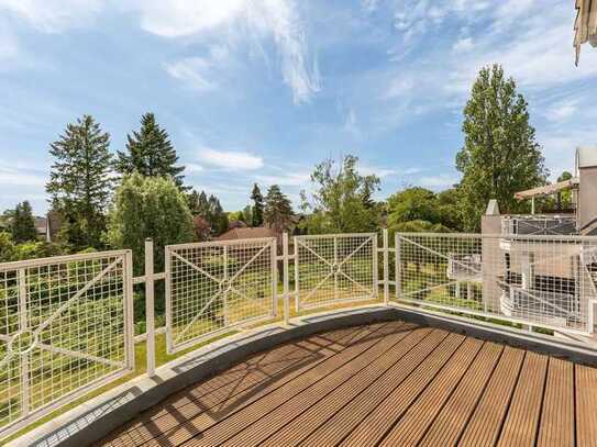 Große Dachgeschosswohnung mit sonnigem Balkon und Terrasse