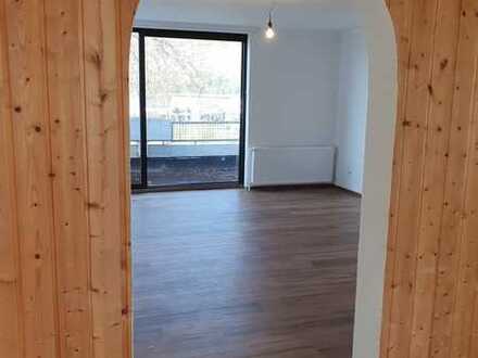 Sehr geräumige 3-Zimmer-Wohnung ( 100 qm) mit großem Balkon. Zentrale Lage!