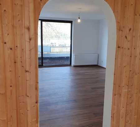 Sehr geräumige 3-Zimmer-Wohnung ( 100 qm) mit großem Balkon. Zentrale Lage!