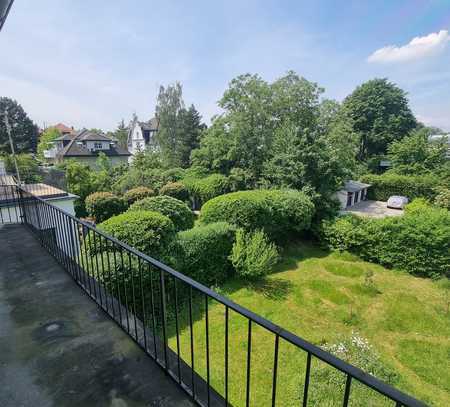 Villenviertel, helle Wohnung in Villa mit Loggia und Balkon