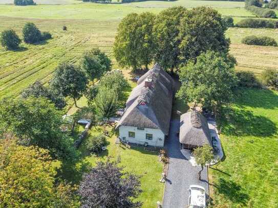 Wie Sie hier wohnen? Am schönsten ! Liebevoll saniertes Reetdachhaus in Alleinlage/Ostseenähe