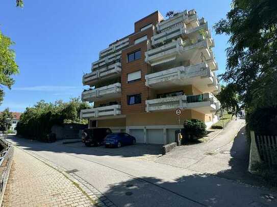 ... AIGNER - Dachterrassenwohnung im 4.OG mit EBK & tollem Ausblick von zwei Terrassen ins Grüne ...