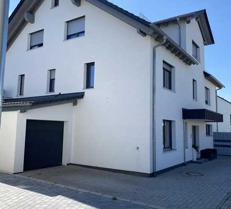 Große neuwertige Wohnung mit Garten und Garage ( Provisionsfrei )