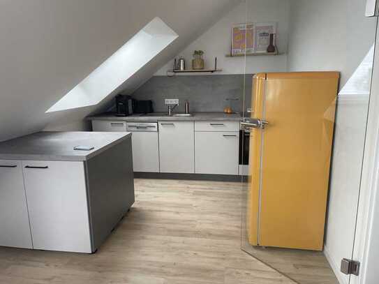 Loftartige 2-Zimmer-Dachgeschosswohnung mit hohen Decken, EBK und Balkon