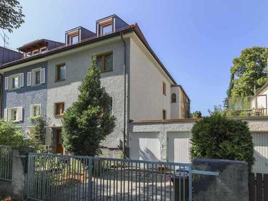 Wohnidyll mit gr. Garten im beliebten Harlaching: Haus im entkernten Zustand + Gestaltungspotenzial