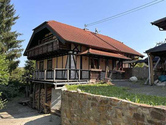 Charmantes Einfamilienhaus mit Liebe zum Detail: Holzbetonter Innenausbau für ein angenehmes Wohnen