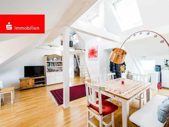 Frankfurt-Nordend: Einmalige Dachgeschosswohnung im Altbau mit Skylineblick