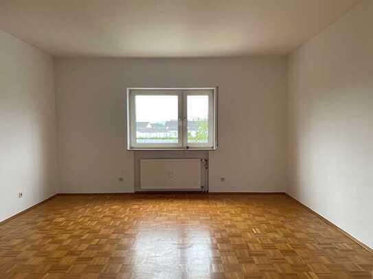 GERÄUMIGE 3 ZIMMER WOHNUNG MIT BALKON/ EBK/TAGESLICHTBAD