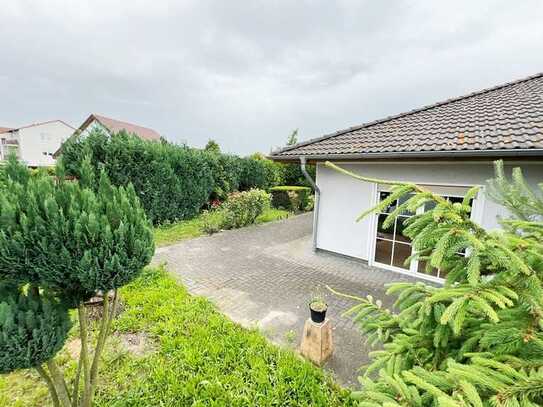 Willkommen in Ihrem neuen Zuhause!
Charmanter Bungalow mit EBK, großer Terrasse, Garage u.v.m.