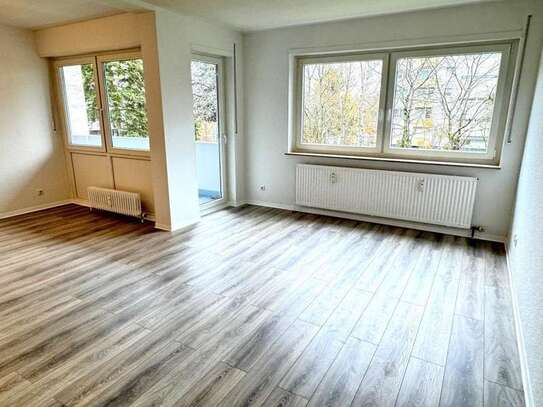 * Familien willkommen * neuer LAMINAT + Balkon * RENOVIERT * KL WEST * nahe Merkurstraße *