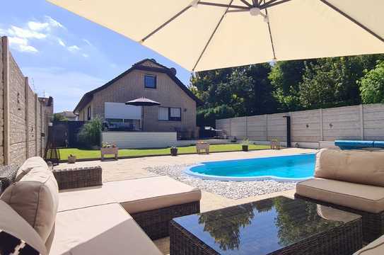 Freistehendes Einfamilienhaus mit Pool in Bergisch Gladbach