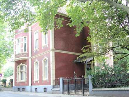 Wunderschöne Altbauwohnung mit großem Balkon in denkmalgeschützter Villa