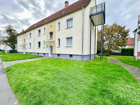 Kleine Dachgeschosswohnung mit Balkon und Einbauküche zum Einzug bereit!