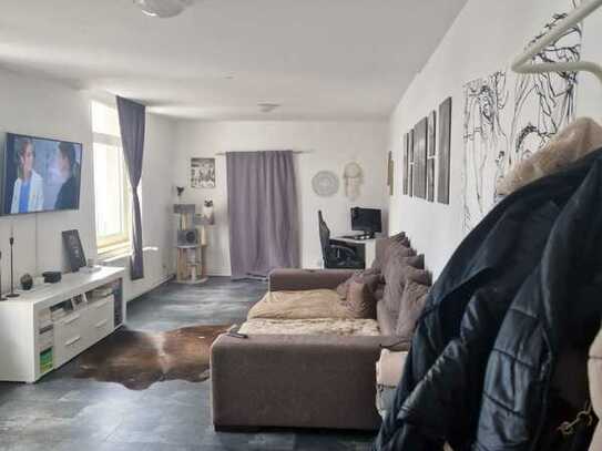 Schöne, geräumige 2-Zimmer Wohnung mit großer Wohnküche, und Balkon zum begrünten Innenhof