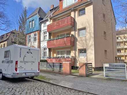 In Berlin Tempelholf: 2 appartments, 3 garages and a basement of ca. 46qm