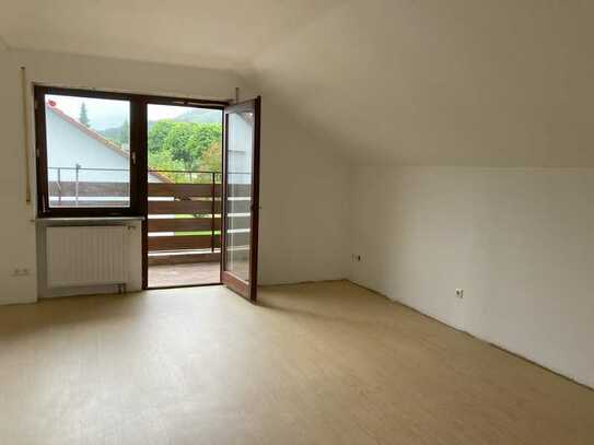 Frisch renovierte 2 Zimmer DG-Wohnung (63 qm) mit großem Balkon