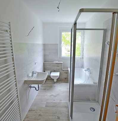 neu sanierte große 2-Raum-Wohnung mit Dusche und BW, PKW-Stellplatz und Balkon!