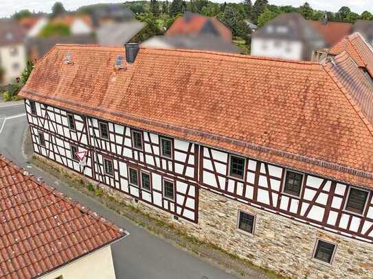 Historisches Fachwerkhaus mit Scheune und Einfamilienhaus