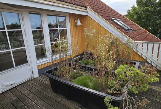 Helle 4-R-DG-Whg., Terrasse, Carport, Kamin, in schwedischem Wohnstil. Kleine, grüne Wohnsiedlung..