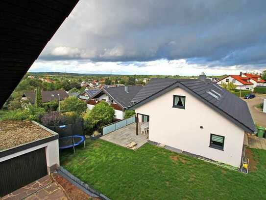 Gepflegte Dachgeschosswohnung mit vier Zimmern sowie Balkon und Einbauküche in Wiernsheim