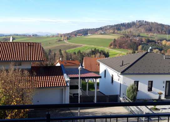 Neuwertige Wohnung mit zwei Zimmern sowie Balkon und EBK in Waldkirchen