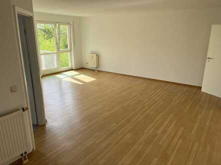 Vollständig renovierte 3-Raum-Wohnung mit 2 Balkonen und Einbauküche in Karlsfeld