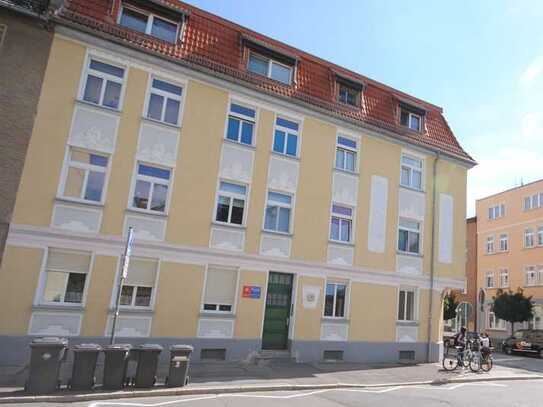 Schöne 2-R-Whg. im 1.OG. Komplett renoviert, in toller zentraler Lage