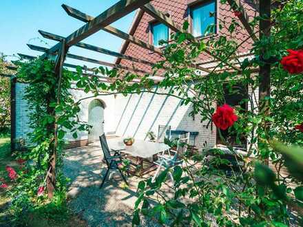 Doppelwohnhaus (Finnenhaus) mit großem Garten und Doppelgarage